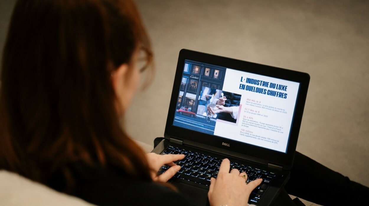 Etudiante sur ordinateur suivant des cours en ligne avec le campus numérique ecole conte