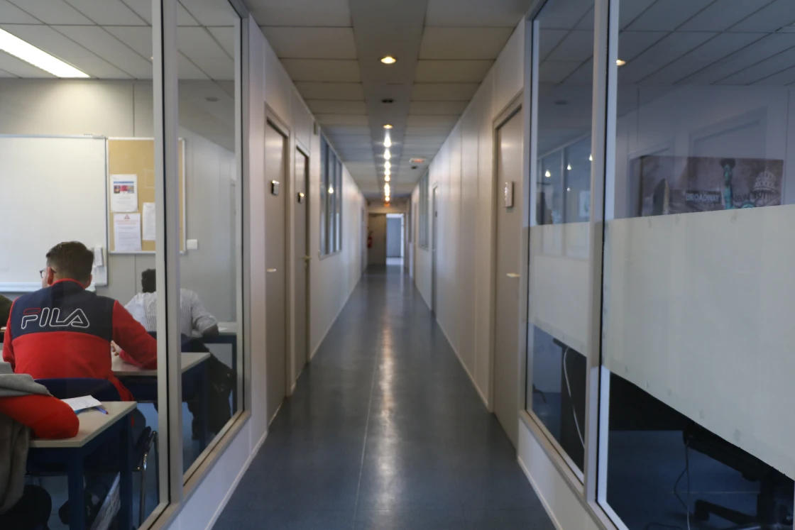 Couloir du campus de Lognes