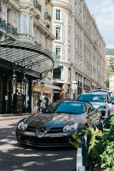 Voiture de luxe devant un grand hotel parisien