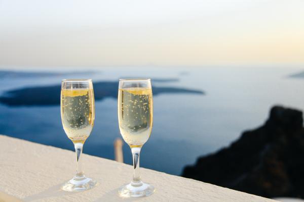 Deux coupes de champagnes au bord de la plage