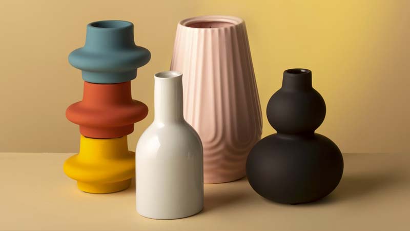 Vase designs décoratifs, aux formes arrondis de différentes couleurs